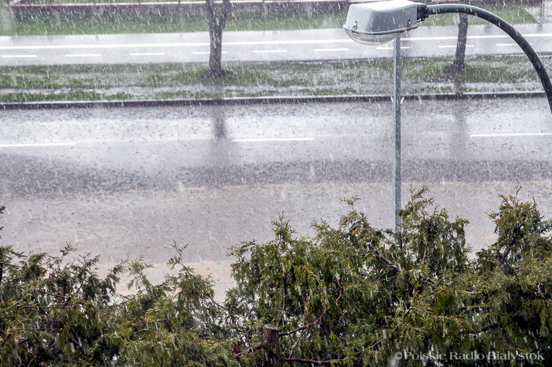 Burze w Podlaskiem - uszkodzone dachy, 2 tys. odbiorców pozostaje bez prądu