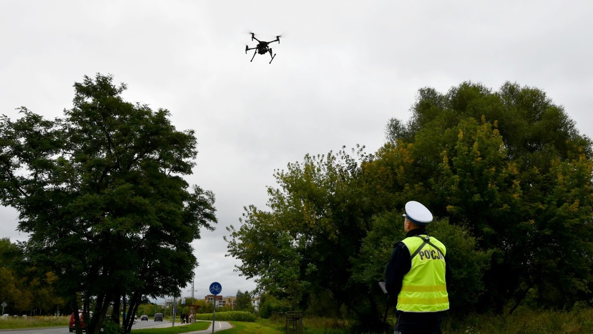 Podlascy policjanci prowadzą wzmożone kontrole przejść dla pieszych - używają do tego dronów