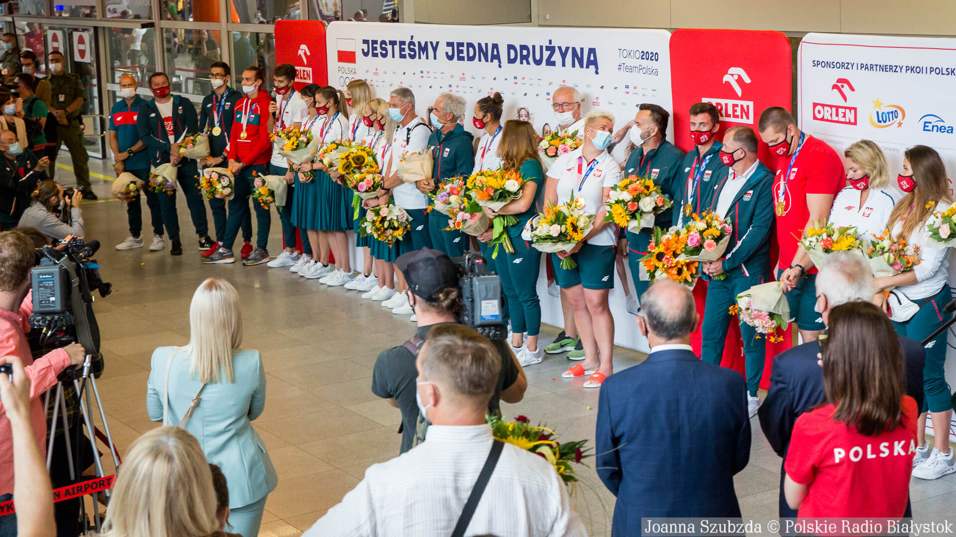 Huczne powitanie polskich olimpijczyków na lotnisku Chopina [zdjęcia, wideo]