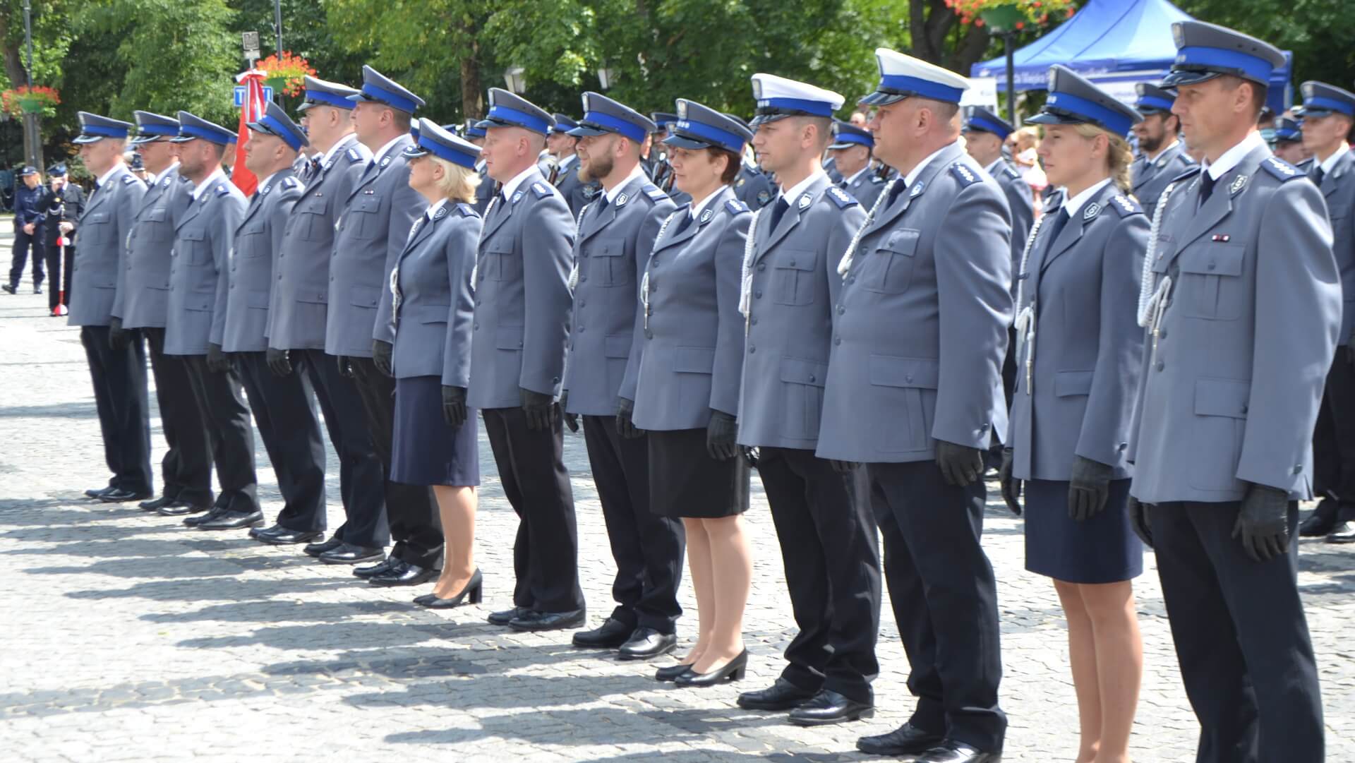 Blisko 100 policjantów otrzymało awanse na uroczystym apelu w Suwałkach [zdjęcia]