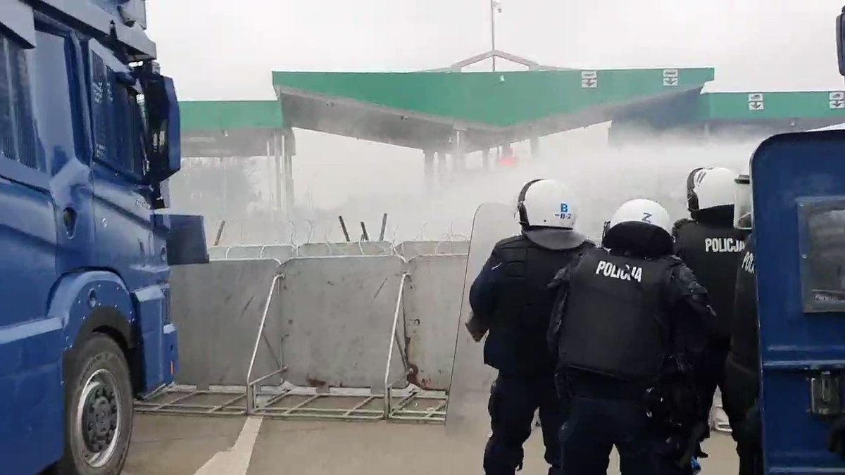 Wzrosła liczba rannych funkcjonariuszy po wtorkowym ataku migrantów w Kuźnicy