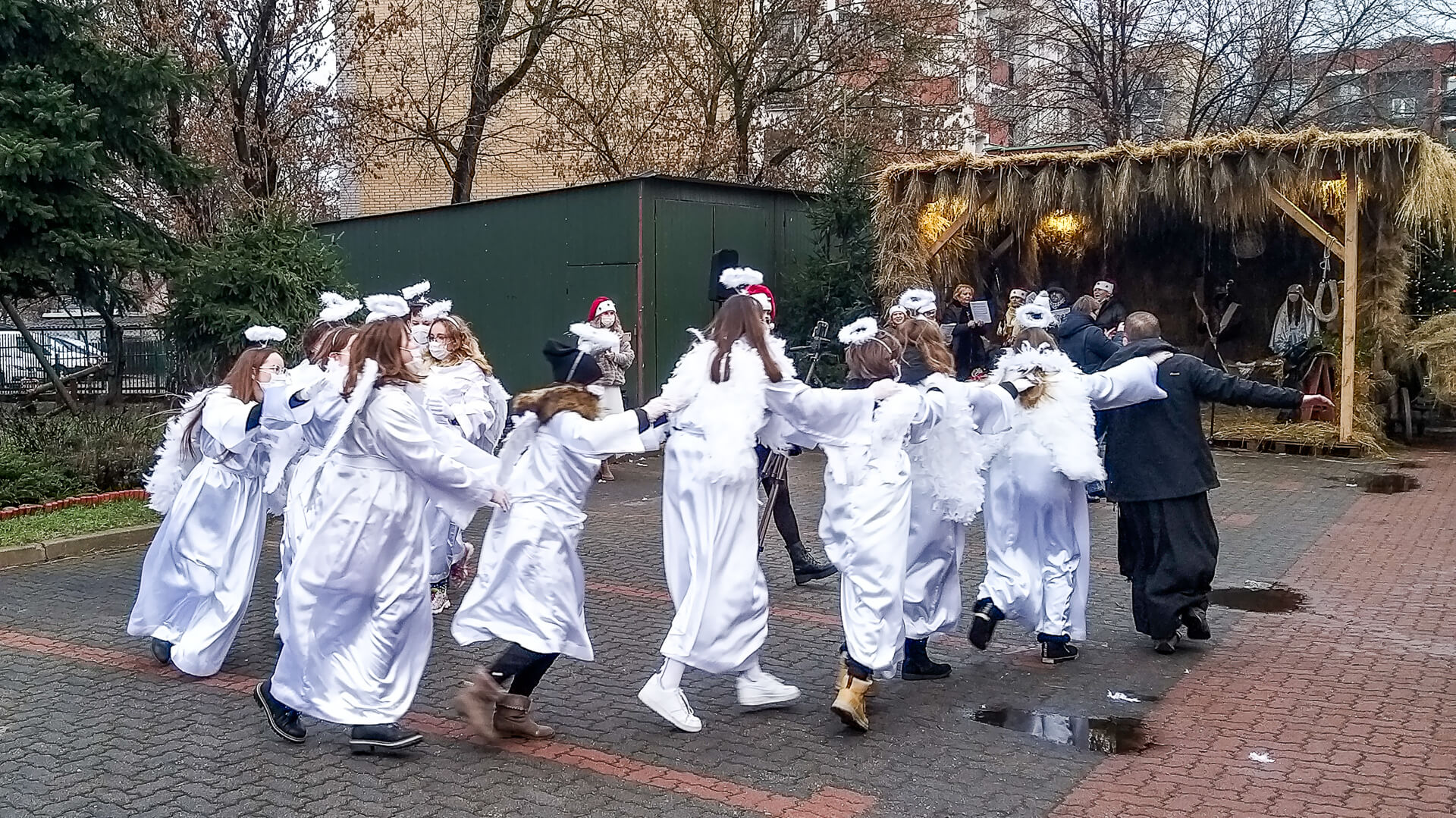 Świąteczne paczki z żywnością trafiają do osób potrzebujących