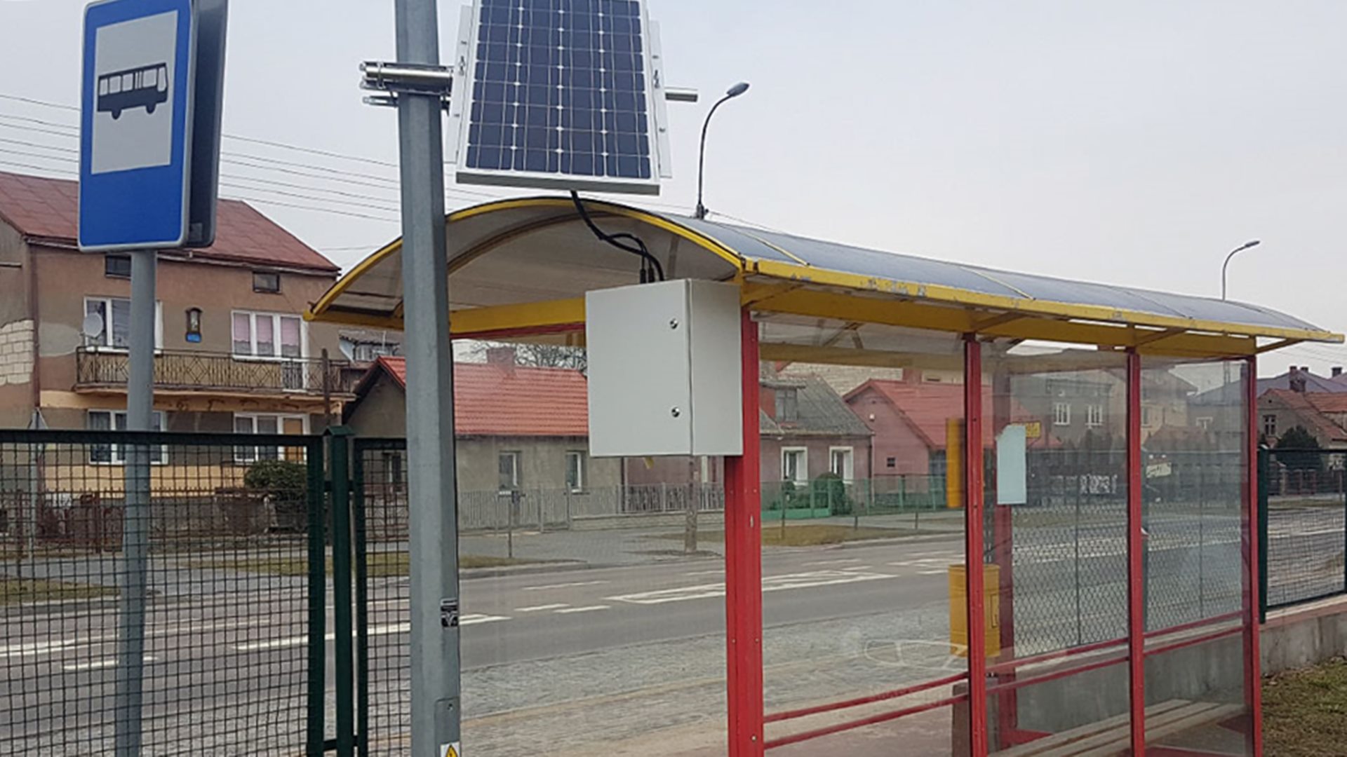 Baterie słoneczne zasilają przystanek w Łomży. Na razie to tylko test