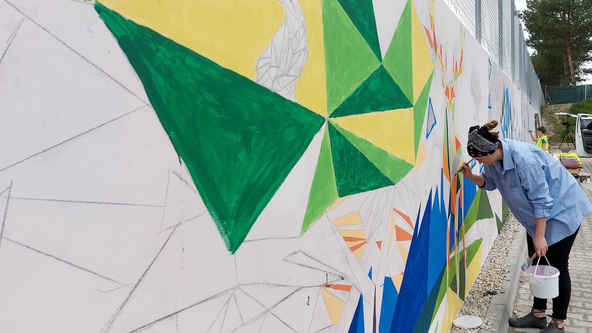 Sztuka w parku przemysłowym - studenci malują mural w Fastach [zdjęcia]