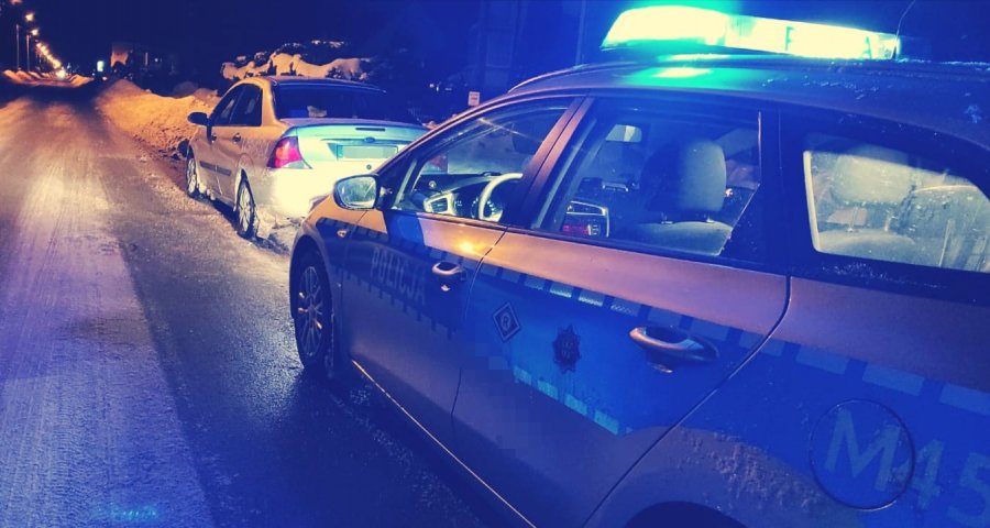 Policja zatrzymała po pościgu kolejnego kuriera przewożącego migrantów