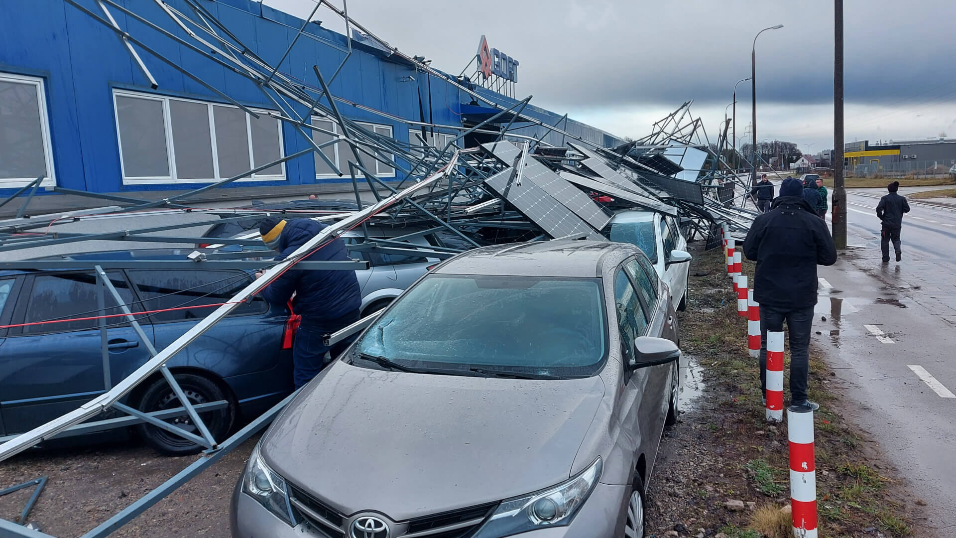 Wiatr zerwał konstrukcję paneli fotowoltaicznych z dachu firmy w Białymstoku [zdjęcia, wideo]
