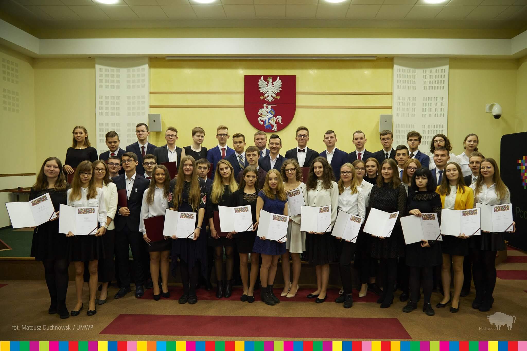 Ponad 50 najlepszych uczniów w regionie otrzymało stypendia za szczególne osiągnięcia [zdjęcia]