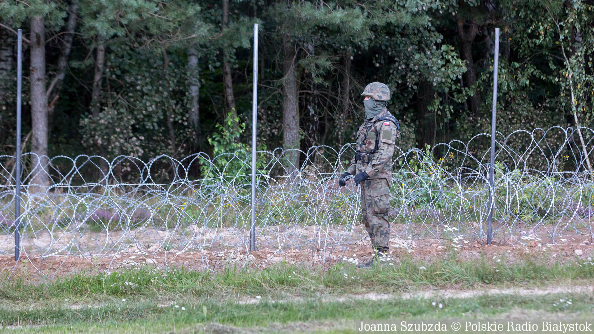Kilkanaście obozów wojskowych jest w pobliżu strefy objętej stanem wyjątkowym