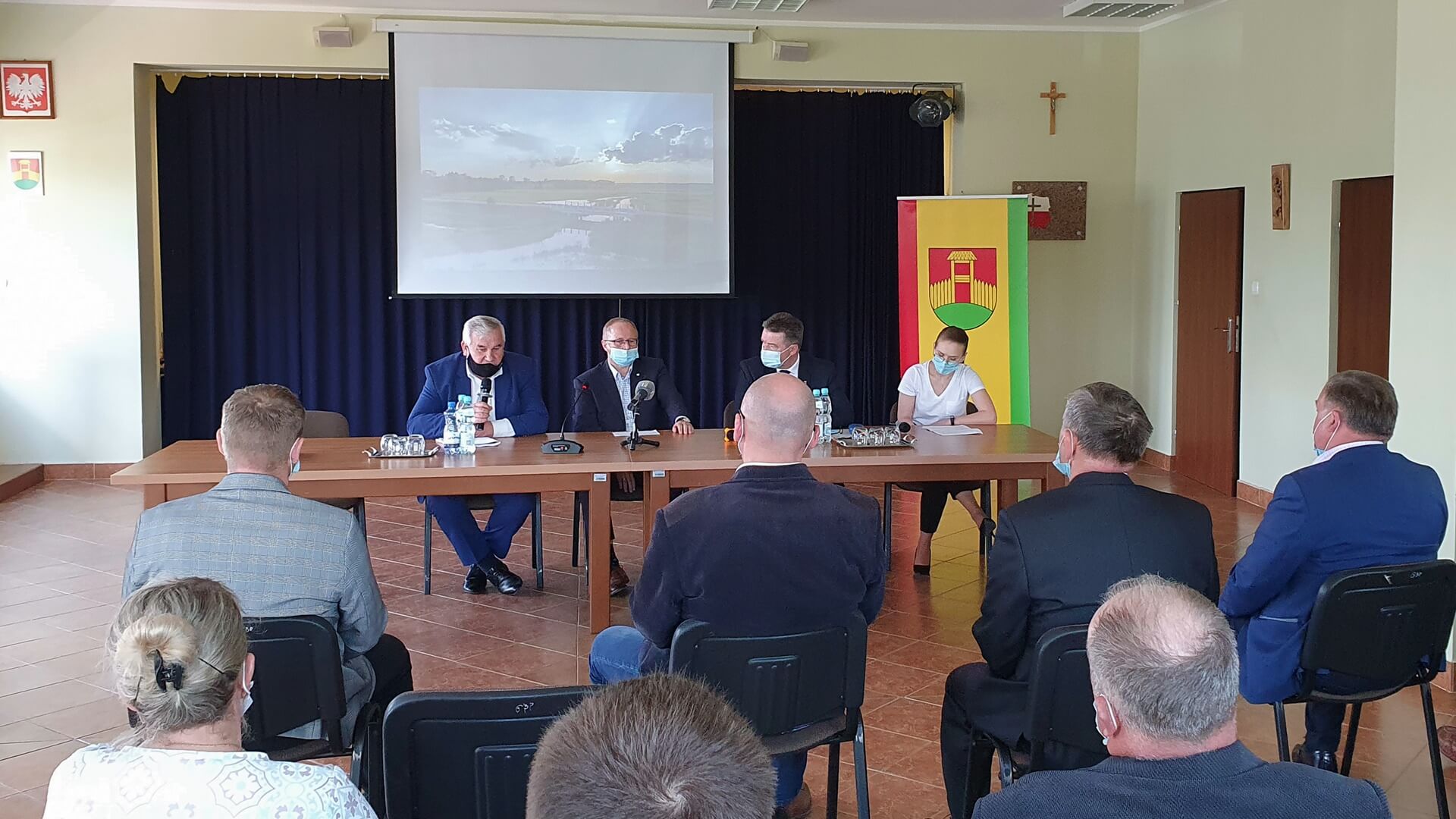 Rolnicy z okolic Kolna skarżą się, że rzeka zalewa ich łąki i pola