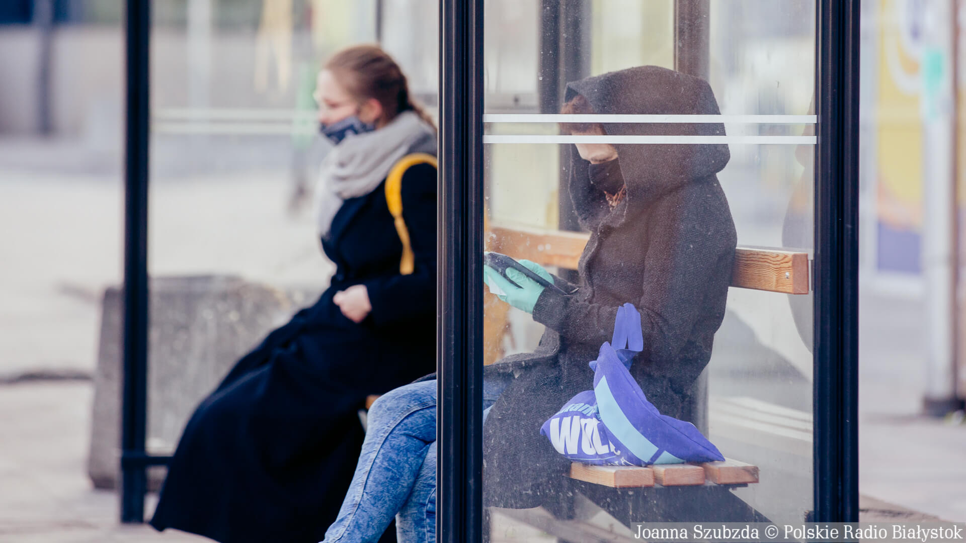 Prof. Gut: trochę zmniejszyliśmy naszą aktywność społeczną i zaczęliśmy nosić maski