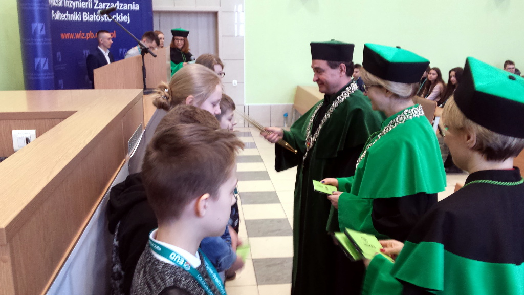 Prawie 100 uczniów odebrało indeksy Ekonomicznego Uniwersytetu Dziecięcego