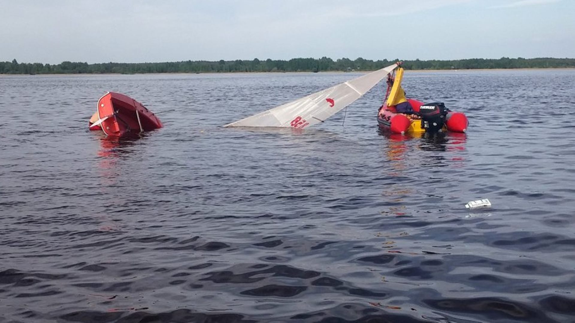 Na jeziorze Wigry wywracały się żaglówki, interweniowali ratownicy