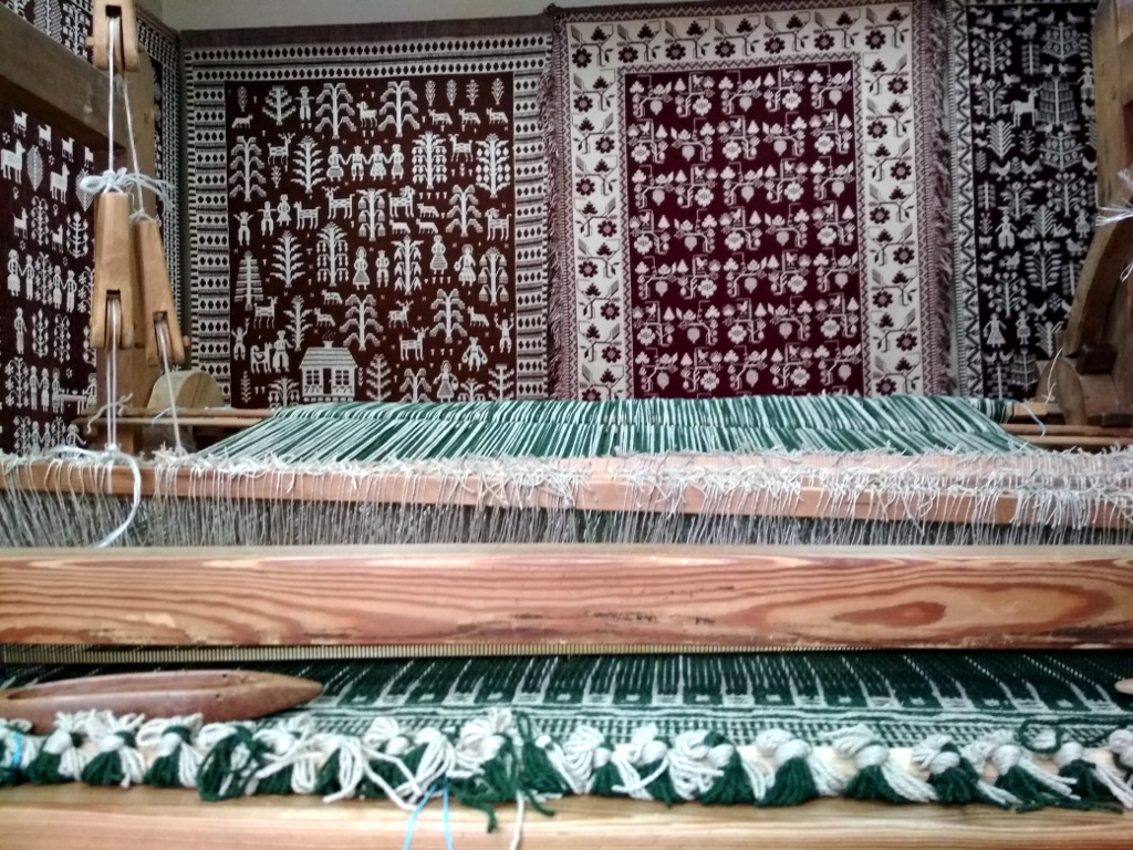 W Izbie Tkactwa Dwuosnowowego w Janowie jest blisko 50 tkanin