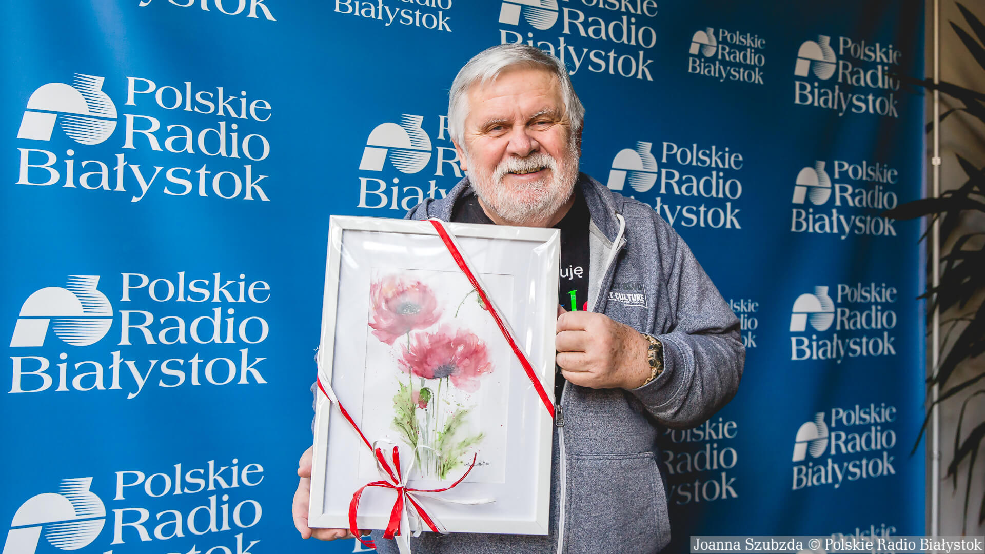 Pan Zbyszek odebrał obrazy wygrane w licytacji na rzecz podopiecznych Stowarzyszenia Pro Salute