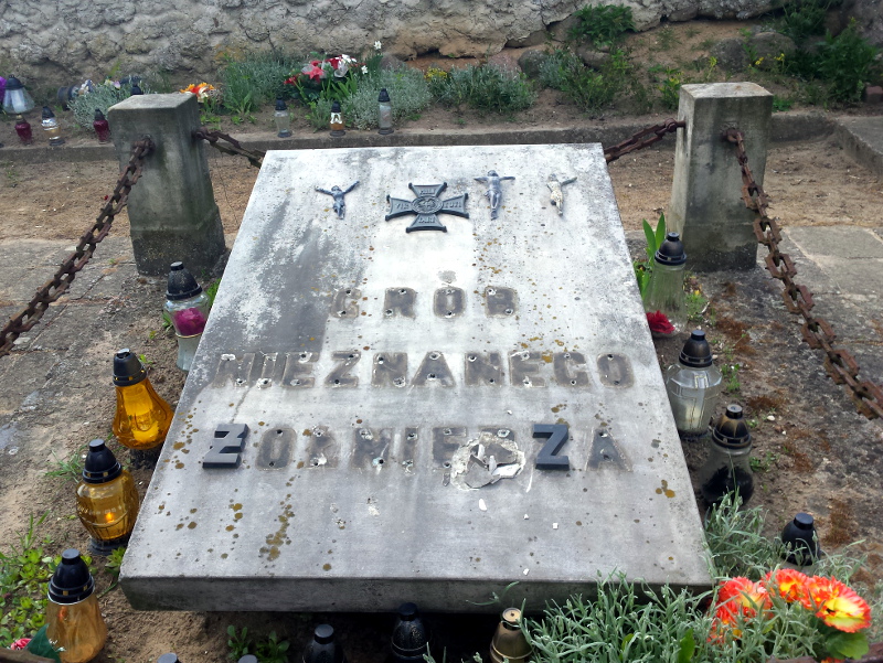 Drohiczyn:  Zniszczona tablica z napisem "Grób Nieznanego Żołnierza" zostanie wkrótce odnowiona