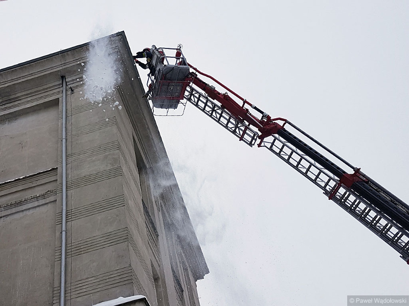 Śnieg na dachu może być niebezpieczny a jego usunięcie to obowiązek [zdjęcia]