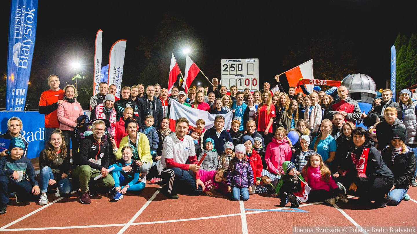 "100 km na stulecie" - niesamowita sztafeta na stadionie w Białymstoku