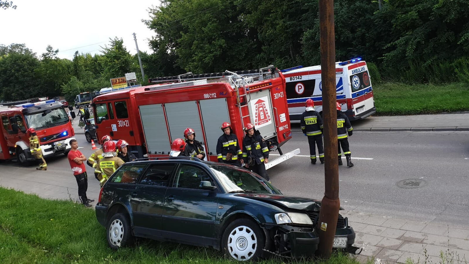 Kierowca wjechał w słup na ul. Bohaterów Monte Cassino w Białymstoku [zdjęcia, wideo]