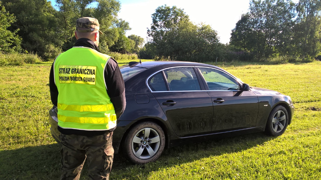 Strażnicy Graniczni uratowali życie mężczyźnie, który uciekał kradzionym autem