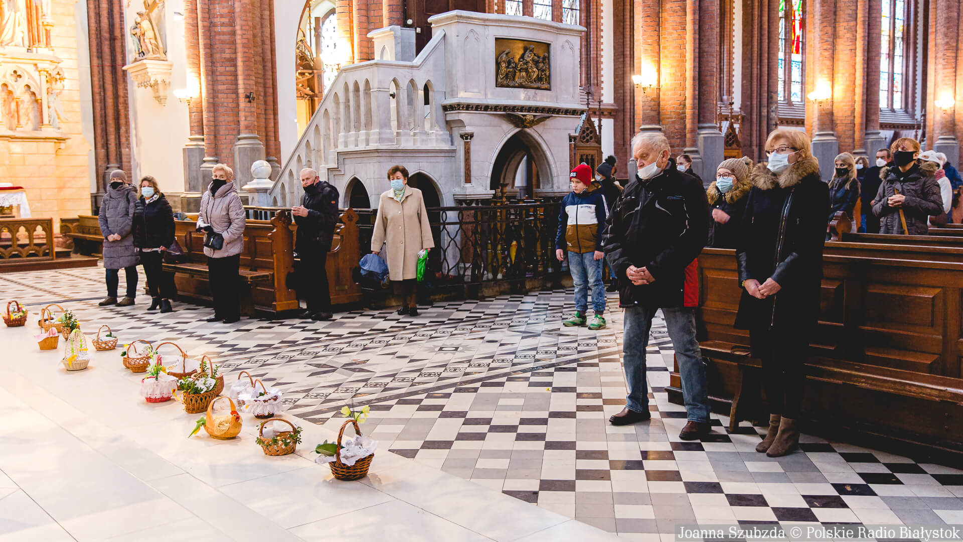 Wielka Sobota w Kościele katolickim - dzień adoracji i święcenia pokarmów [zdjęcia, wideo]