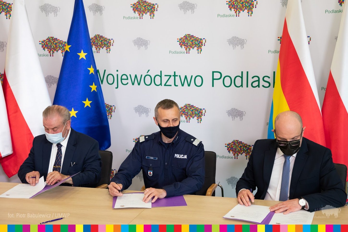 Nowe radiowozy i łódź patrolowa z dotacją z budżetu województwa