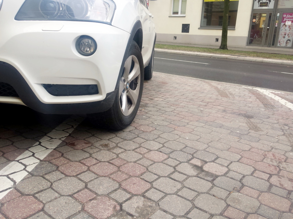 Zajmowanie dwóch miejsc parkingowych zdarza się w Białymstoku bardzo często
