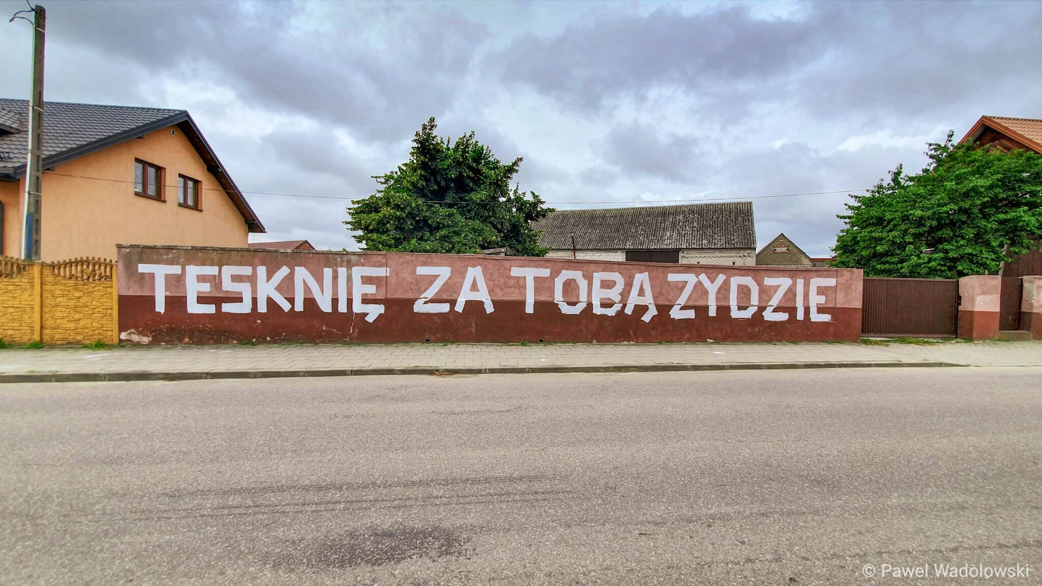 Napis "Tęsknię za tobą Żydzie" pojawił się w nocy na murze w Jedwabnem [zdjęcia]