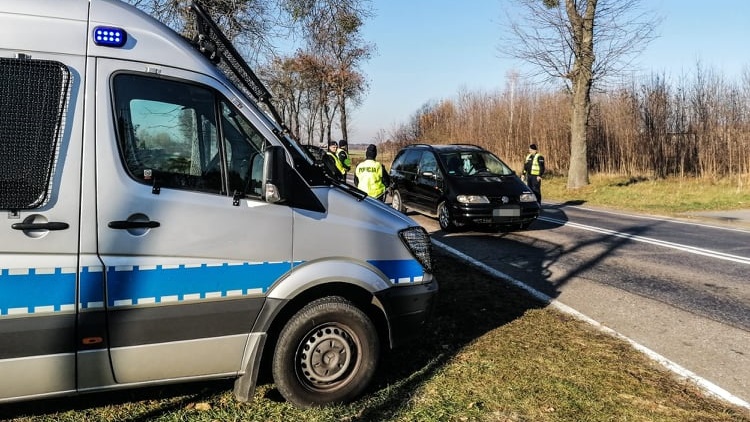 Policja zatrzymała kolejnego kuriera przewożącego migrantów