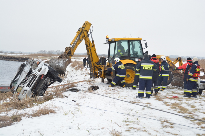 Auto zatopione w Narwi. Strażacy nie znaleźli nikogo w środku [zdjęcia]