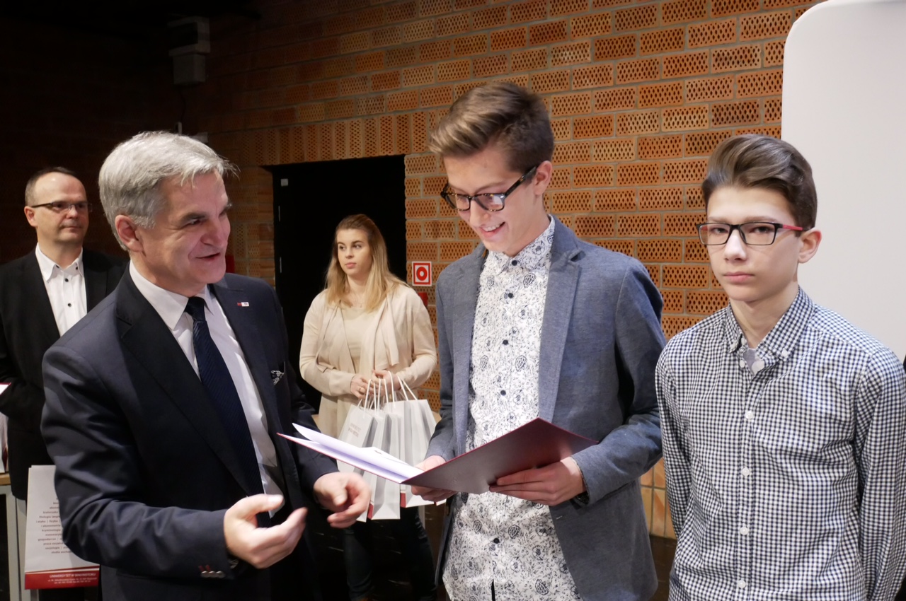 Zdolni uczniowie dostali stypendia naukowe od zarządu województwa [zdjęcia]