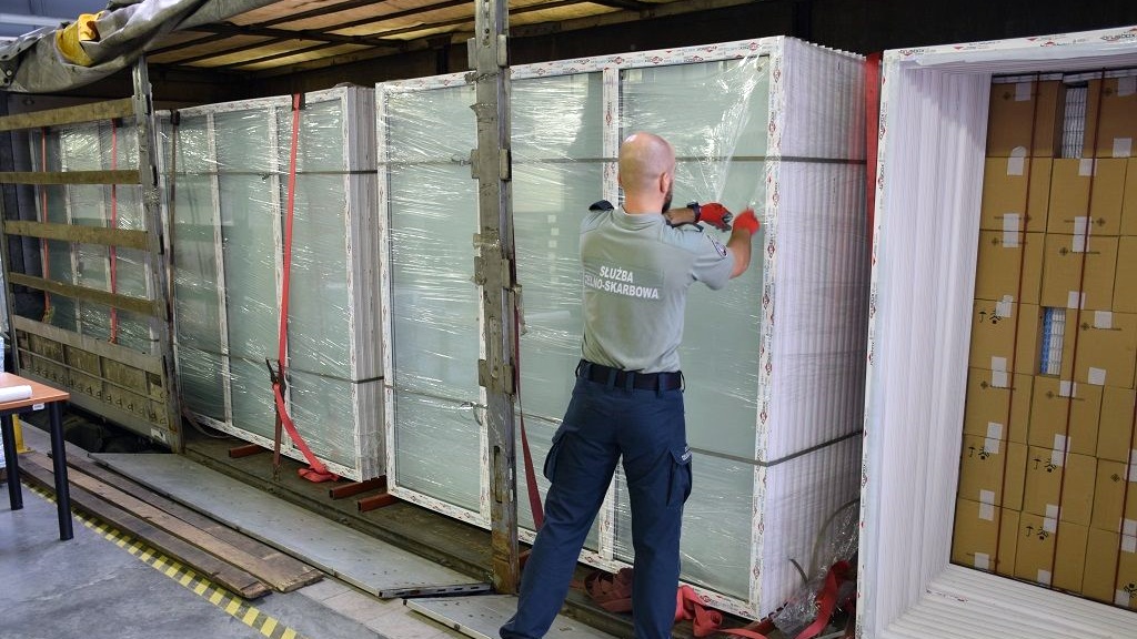 Blisko pół miliona paczek nielegalnych papierosów w ciężarówce przewożącej okna