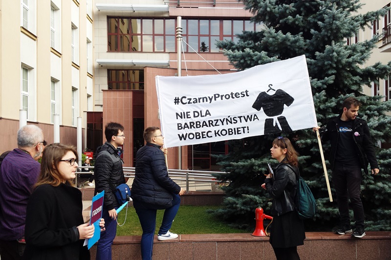 Białystok:  Czarny protest pod urzędem wojewódzkim