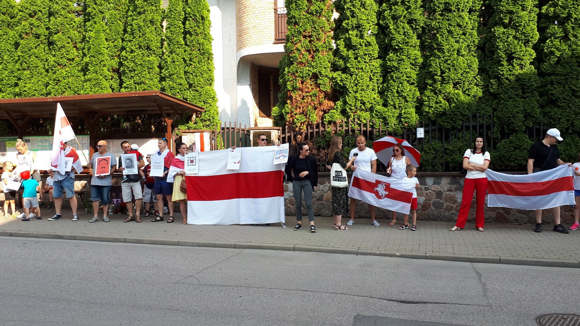 Protest w obronie Wiktora Babaryki przed białoruskim konsulatem w Białymstoku