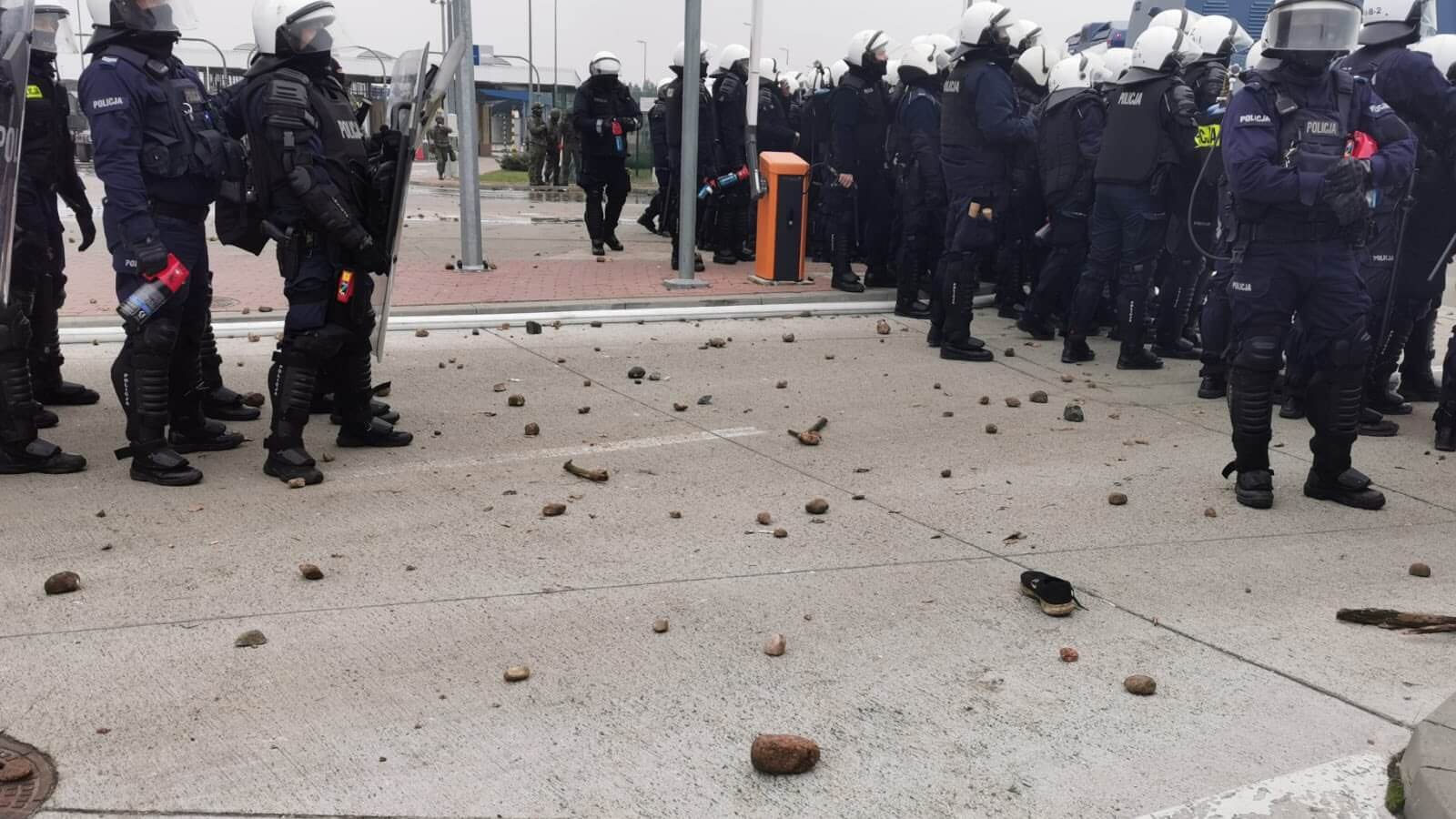 Dziewięć osób z polskich służb rannych po ataku na przejściu granicznym w Kuźnicy