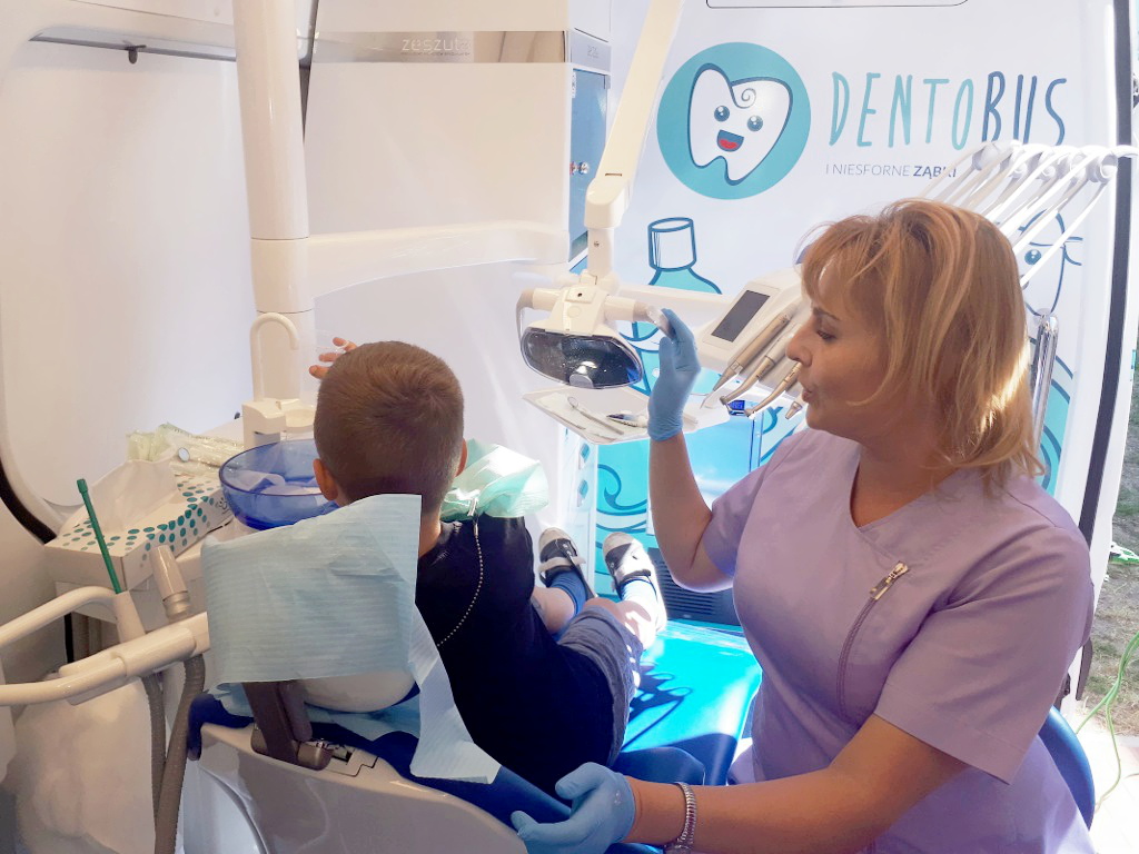 Dentobus walczy z próchnicą u najmłodszych - już wyruszył w trasę