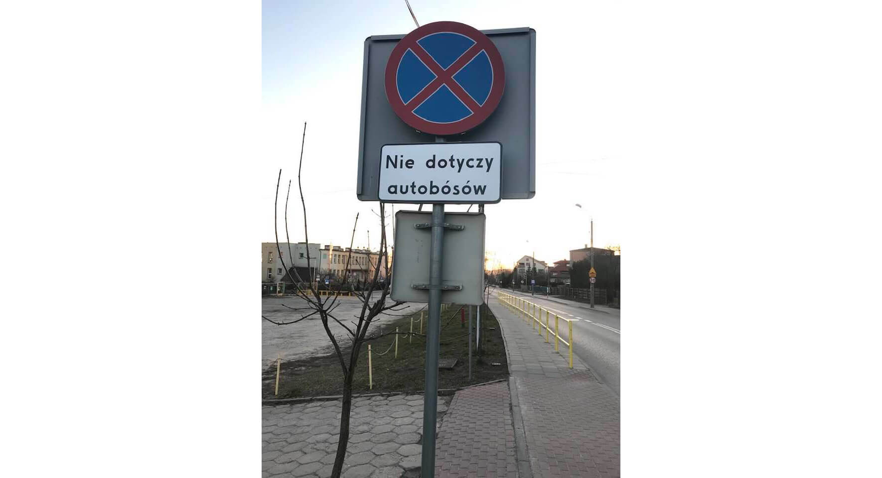 Błąd ortograficzny na znaku drogowym w Wasilkowie