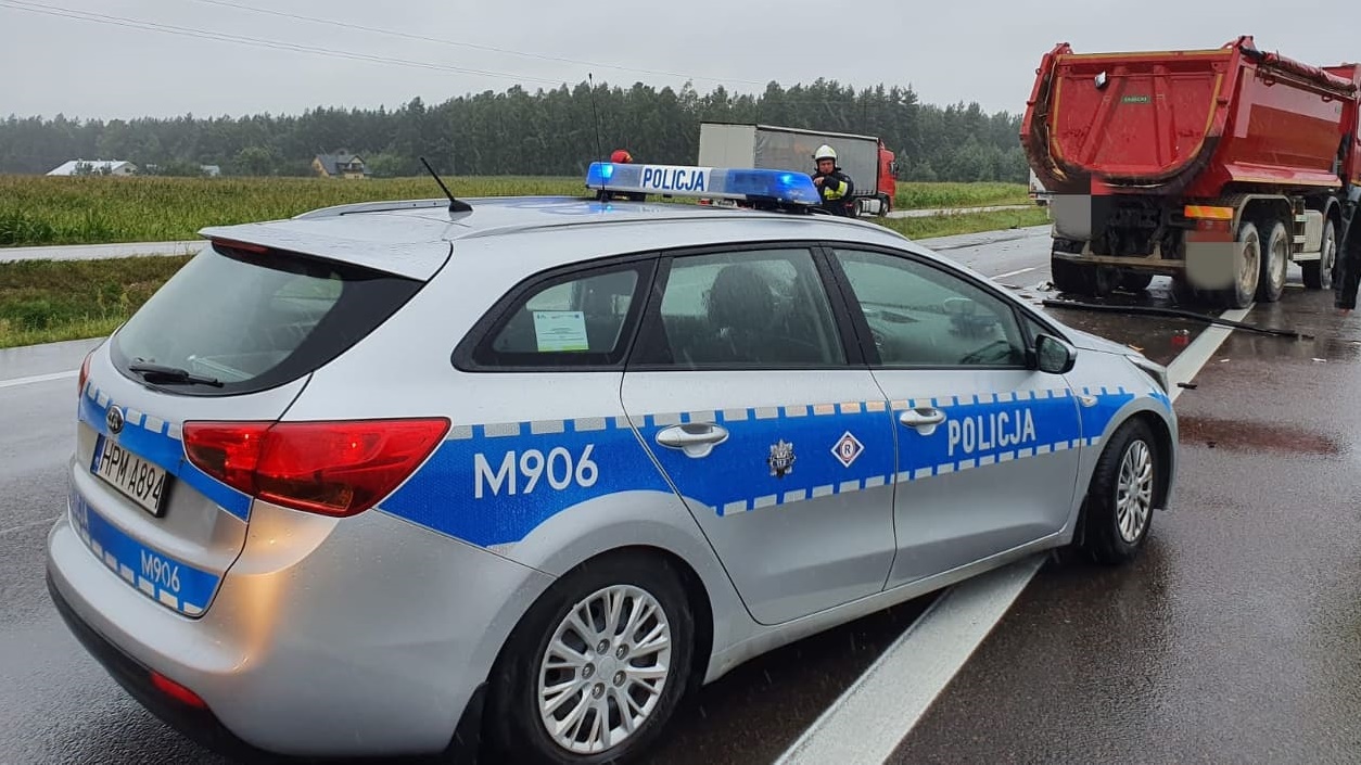 Wypadek na DK8 z udziałem sześciu aut - trzy osoby w szpitalu