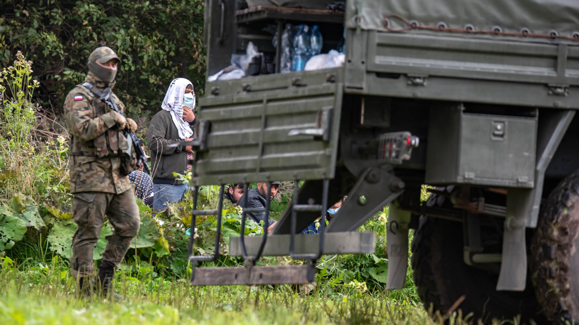 Straż Graniczna: koczujący na granicy z Polską otrzymali jedzenie