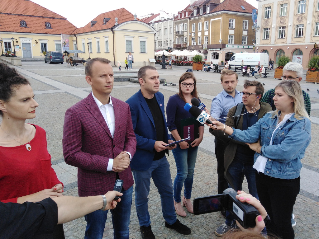 Transport publiczny i wspieranie rodzin w programie Partii Razem do sejmiku