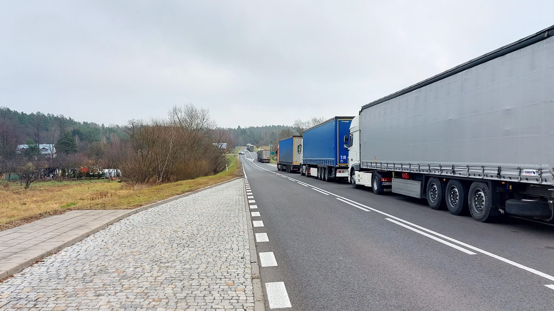 Ponad dwie doby czekania w kolejce tirów przed przejściem w Bobrownikach
