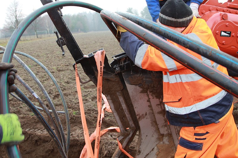 Światłowód w podaugustowskich wsiach będzie przebiegał pod ziemią, a nie jak planowano na słupach