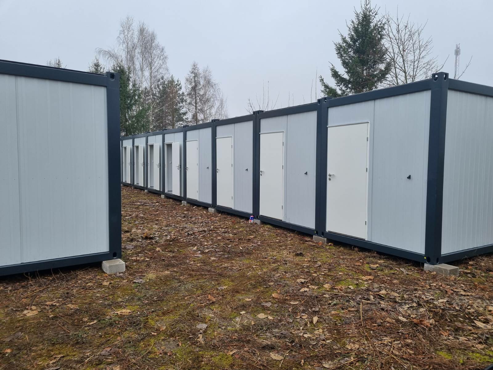 Kolejne kontenery mieszkalne dla żołnierzy dotarły na granicę