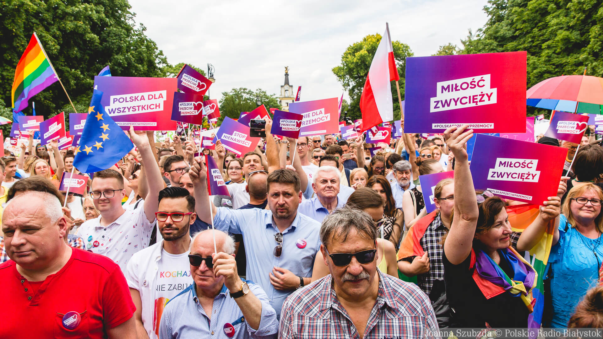 "Polska przeciwko przemocy" - protest ugrupowań lewicowych przed Teatrem Dramatycznym w Białymstoku [zdjęcia, wideo]
