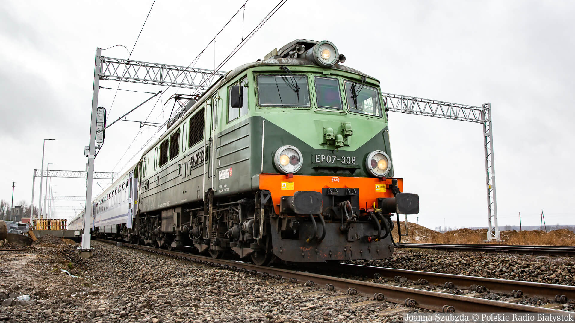 Na trasie kolejowej z Suwałk aż do granicy z Litwą trwają prace oczyszczające i regulujące tory