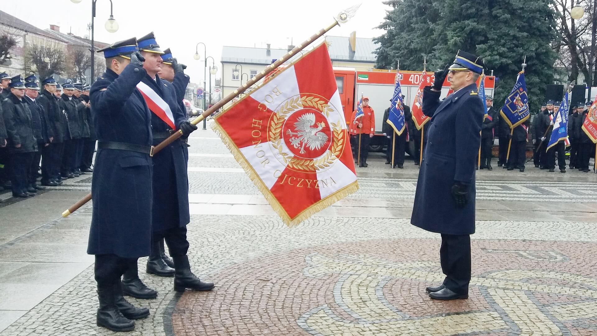 To pierwszy sztandar w Państwowej Straży Pożarnej z napisem "Bóg Honor Ojczyzna"