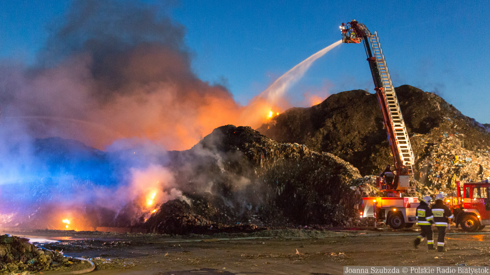 Pożar w sortowni odpadów w Studziankach [zdjęcia, wideo]