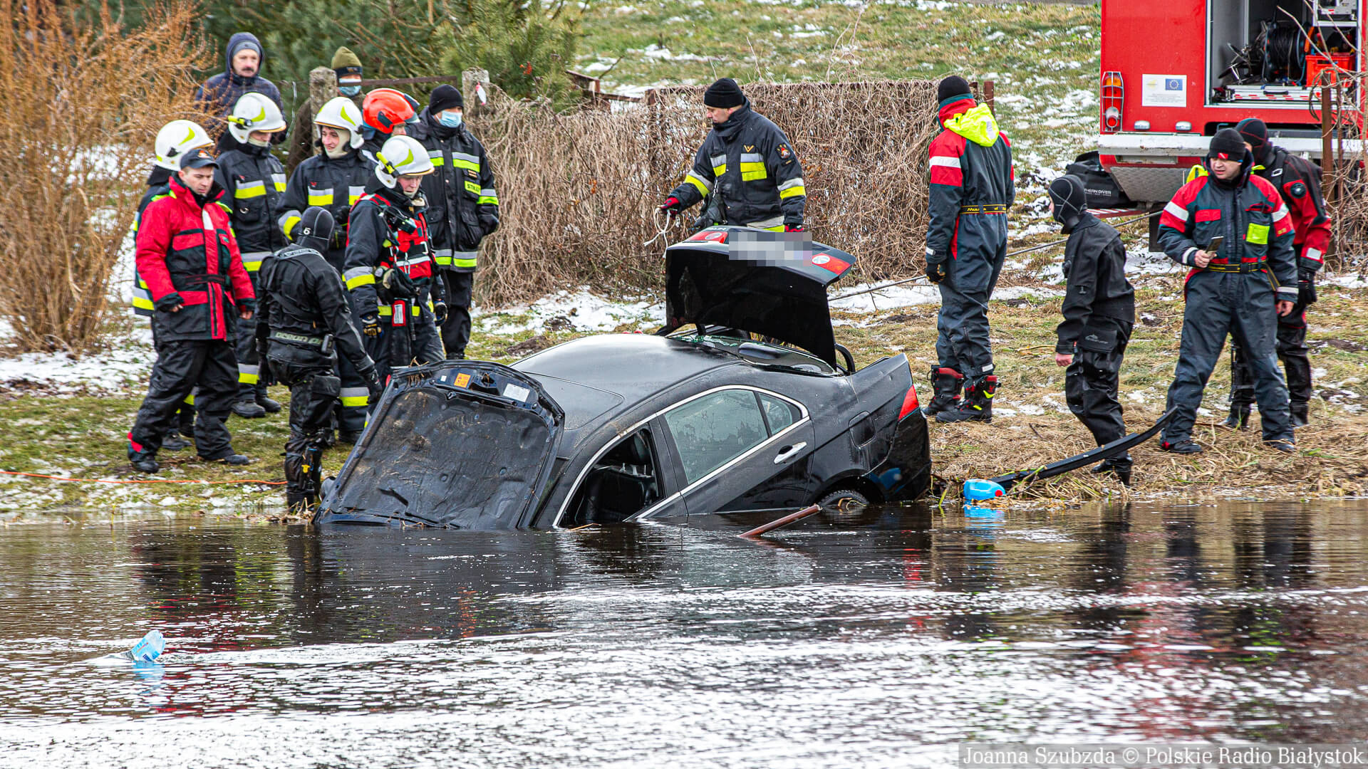 Strażacy znaleźli samochód, który wpadł do Narwi w okolicach Tykocina [zdjęcia, wideo]