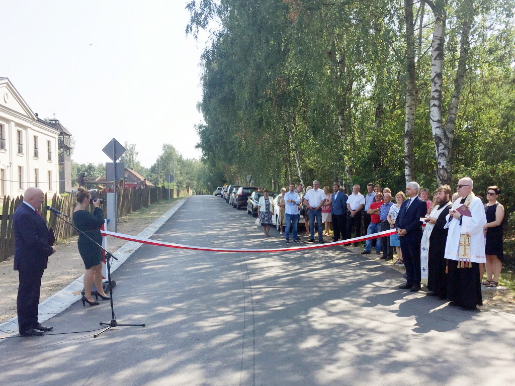 Zamiast piachu - asfalt i polbruk - są nowe drogi w gminie Turośń Kościelna