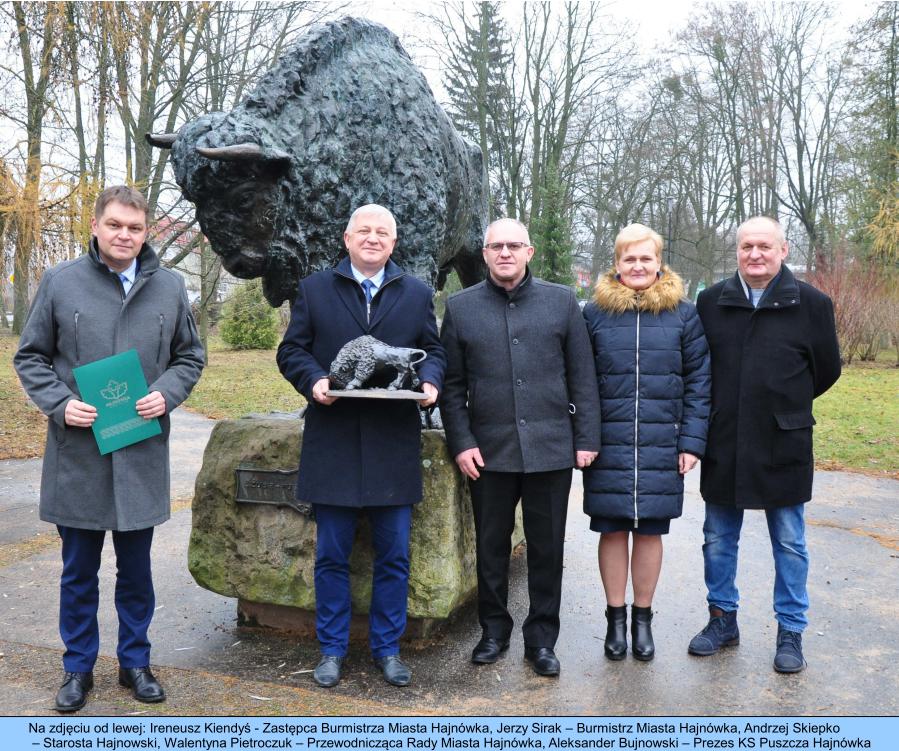 Samorządowcy z Hajnówki przekazali Robertowi Lewandowskiemu statuetkę żubra i list gratulacyjny