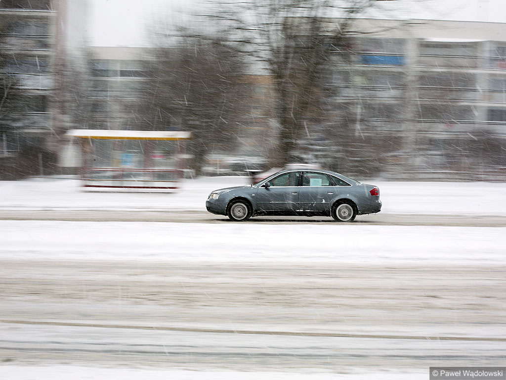 Śnieg i silny wiatr - bardzo złe warunki na podlaskich drogach [zdjęcia]
